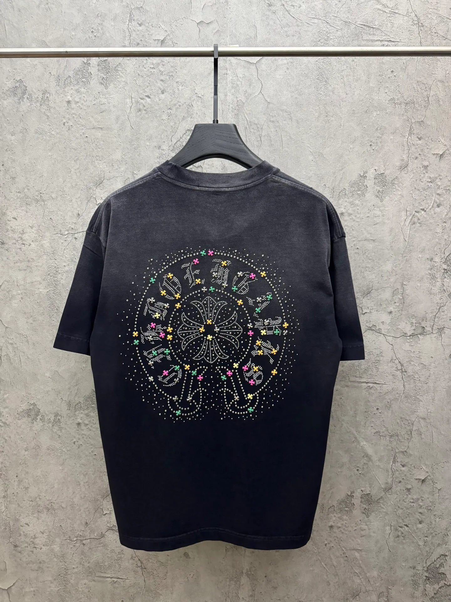 P210 top version, real shot without P, ​​different from market currency) 𝗖𝗵𝗿𝗼𝗺𝗲 𝗛𝗲𝗮𝗿𝘁𝘀/Croxin 2026 Spring New Original Single Counter American Washed Rivet Color Diamond Couple Short Sleeves 👑The highest version! Customized fabric 320 grams, washed and fried, spray horse slip craft, best-selling model at the counter, very comfortable to wear. Accessories: original molded and authenticated collar label ➕ 100% silk wash label. Genuine purchase-grade original hangtag➕matching hanging rope➕3D hanging beads➕original packaging bag. Craftsmanship: The original version has consistent wiring! The highest version of the armhole matching technique! Color: Red Black Size: M L XL 2XL Style No.: 2061